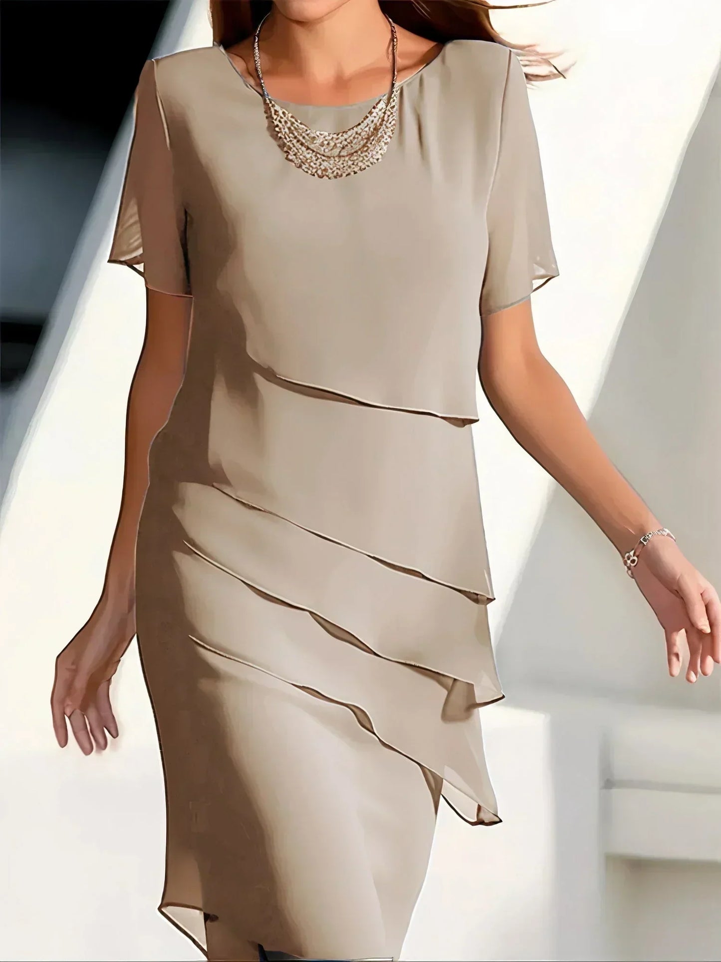 "Abito donna elegante multicolore, silhouette snellente, tonalità blu, ideale per serate chic, dettagli raffinati."