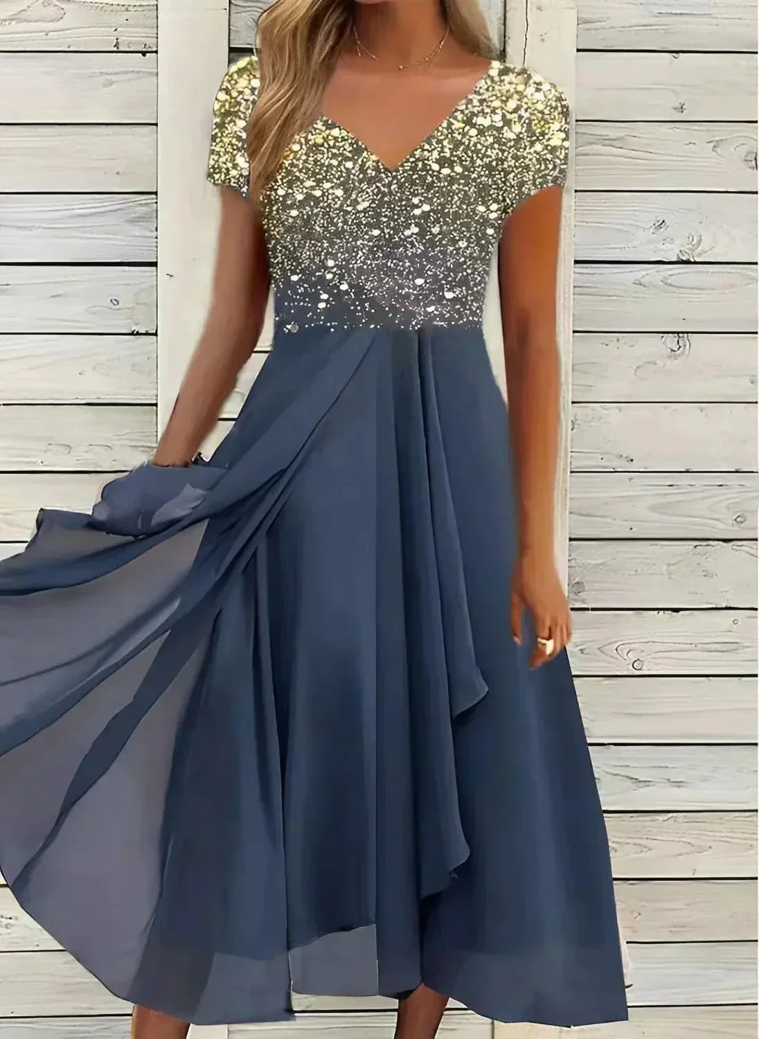 "Abito elegante donna con design floreale, tessuto morbido, colori vivaci, ideale per occasioni formali e casual."