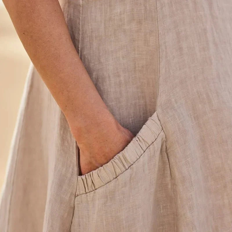 "Abito estivo in lino donna, design rilassato con tasche voluminose, perfetto per un look chic e confortevole."