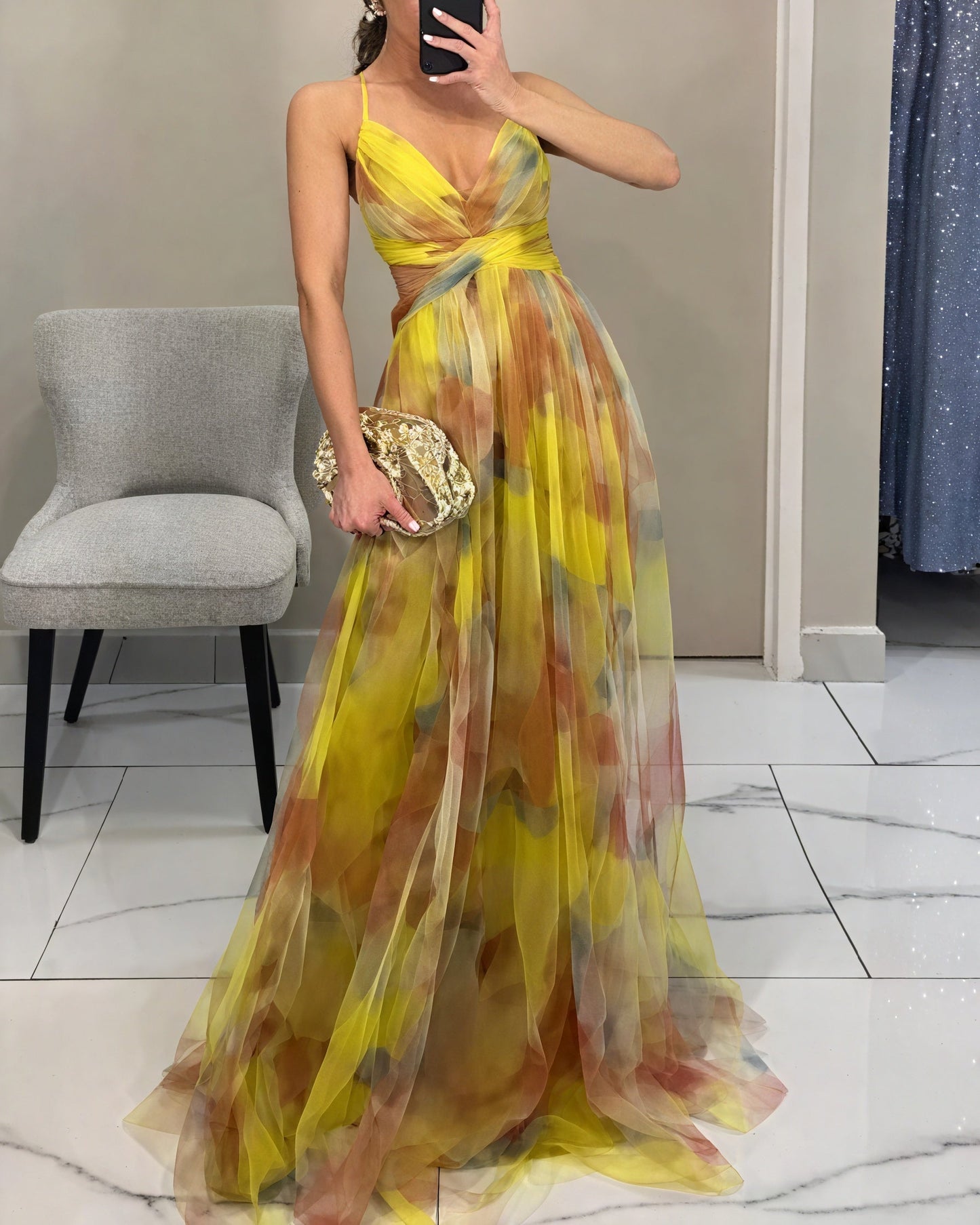 "Abito lungo donna floreale elegante, stampa delicata, silhouette fluida, ideale per eventi speciali. Vista frontale."