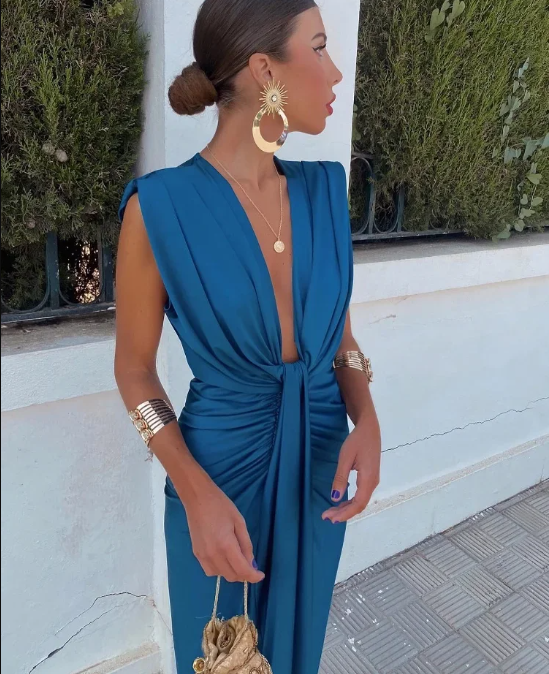 "Abito lungo elegante da donna in raso lucido con scollo profondo e silhouette sagomata per una serata glamour."