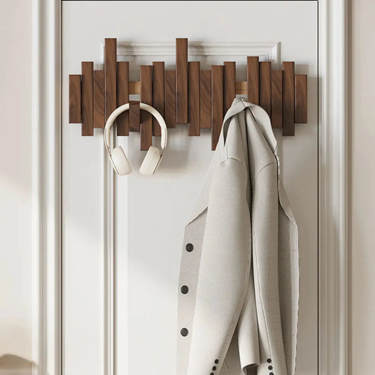 "Appendiabiti da parete in legno noce o faggio con ganci, design minimalista per giacche, borse e cappelli"