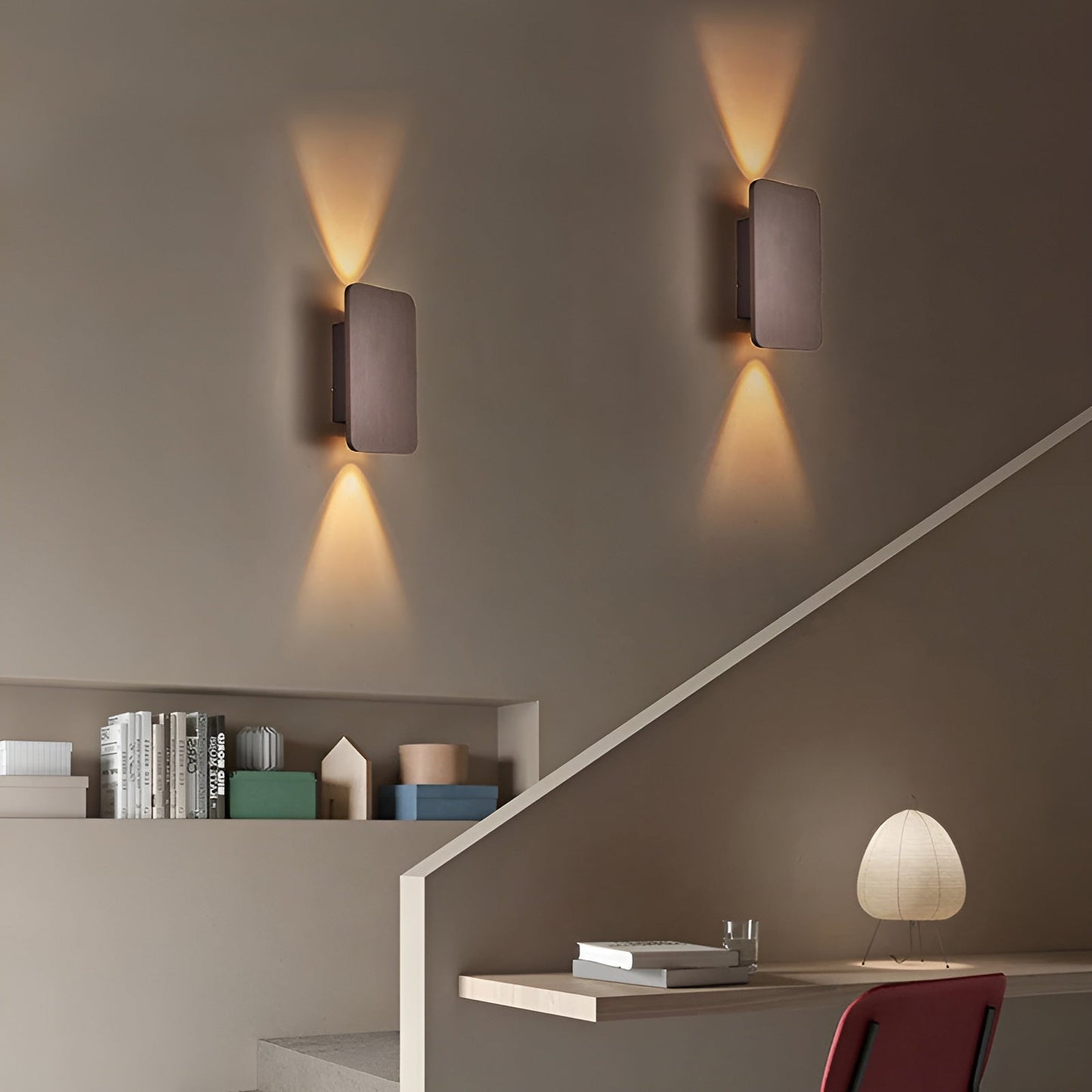 "Applique a LED minimalista in alluminio, design moderno ed elegante, montata su parete in ambiente contemporaneo."