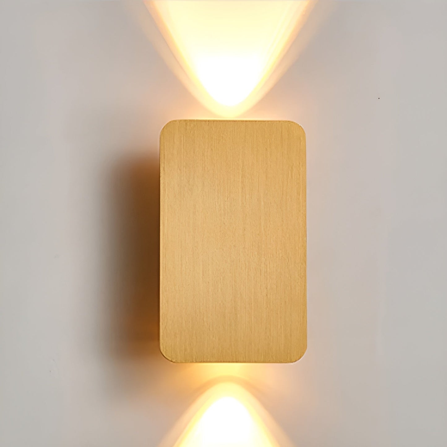 "Applique a LED minimalista in alluminio, design moderno ed elegante, montata su parete in ambiente contemporaneo."
