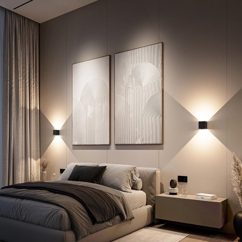 Applique LED moderna in alluminio, design minimalista, luce calda, 10x10 cm, per interni ed esterni, colore nero.