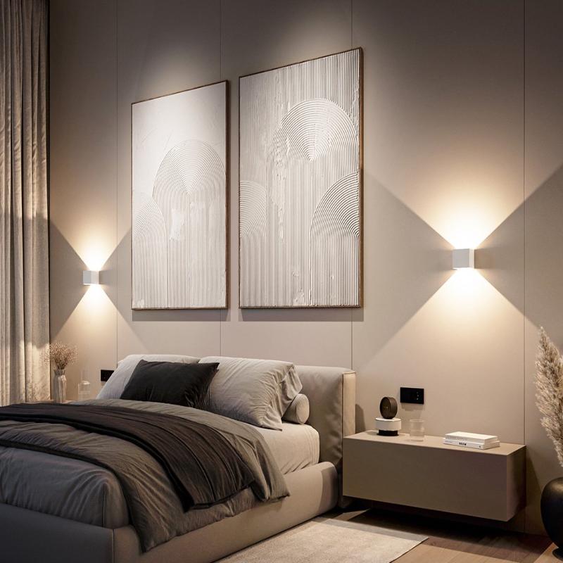 Applique LED moderna in alluminio, design minimalista, luce calda, 10x10 cm, per interni ed esterni, colore nero.