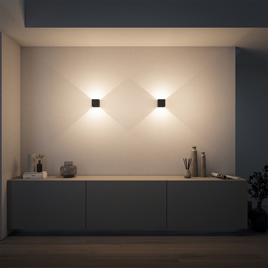 Applique LED moderna in alluminio, design minimalista, luce calda, 10x10 cm, per interni ed esterni, colore nero.