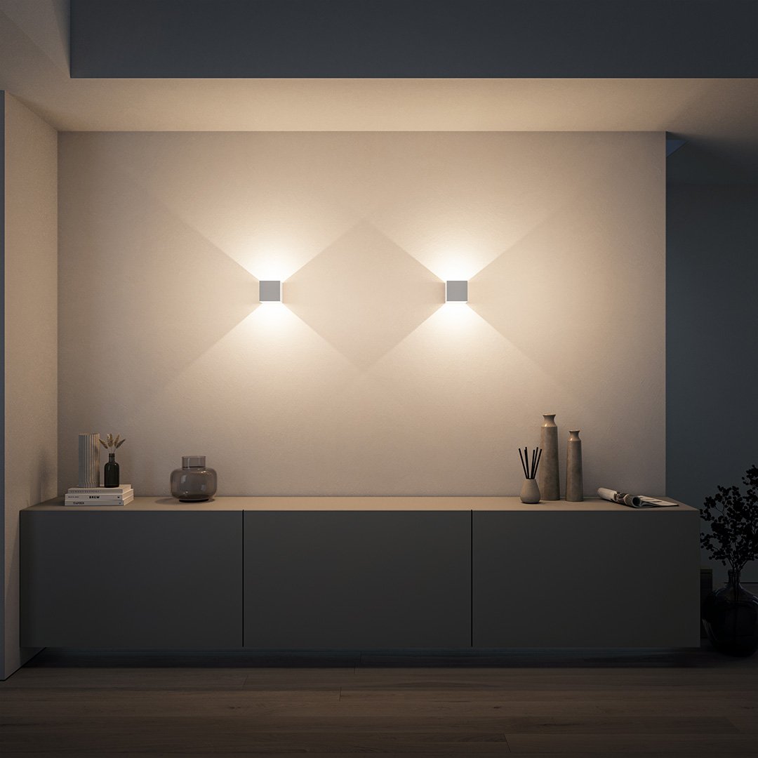 Applique LED moderna in alluminio, design minimalista, luce calda, 10x10 cm, per interni ed esterni, colore nero.