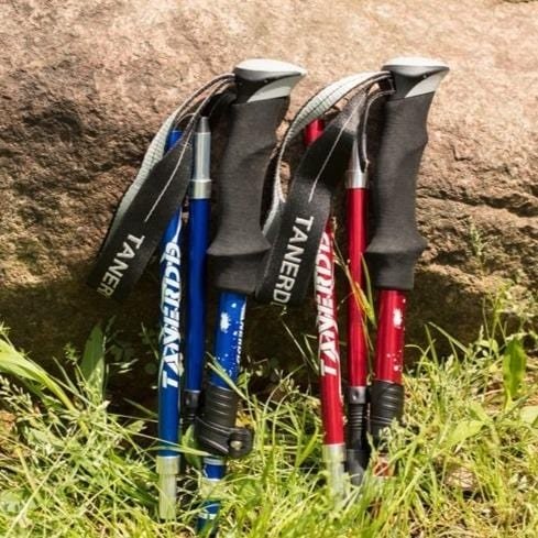Bastoncini da trekking regolabili, ergonomici in alluminio, pieghevoli, leggeri, ideali per escursioni su terreni diversi.