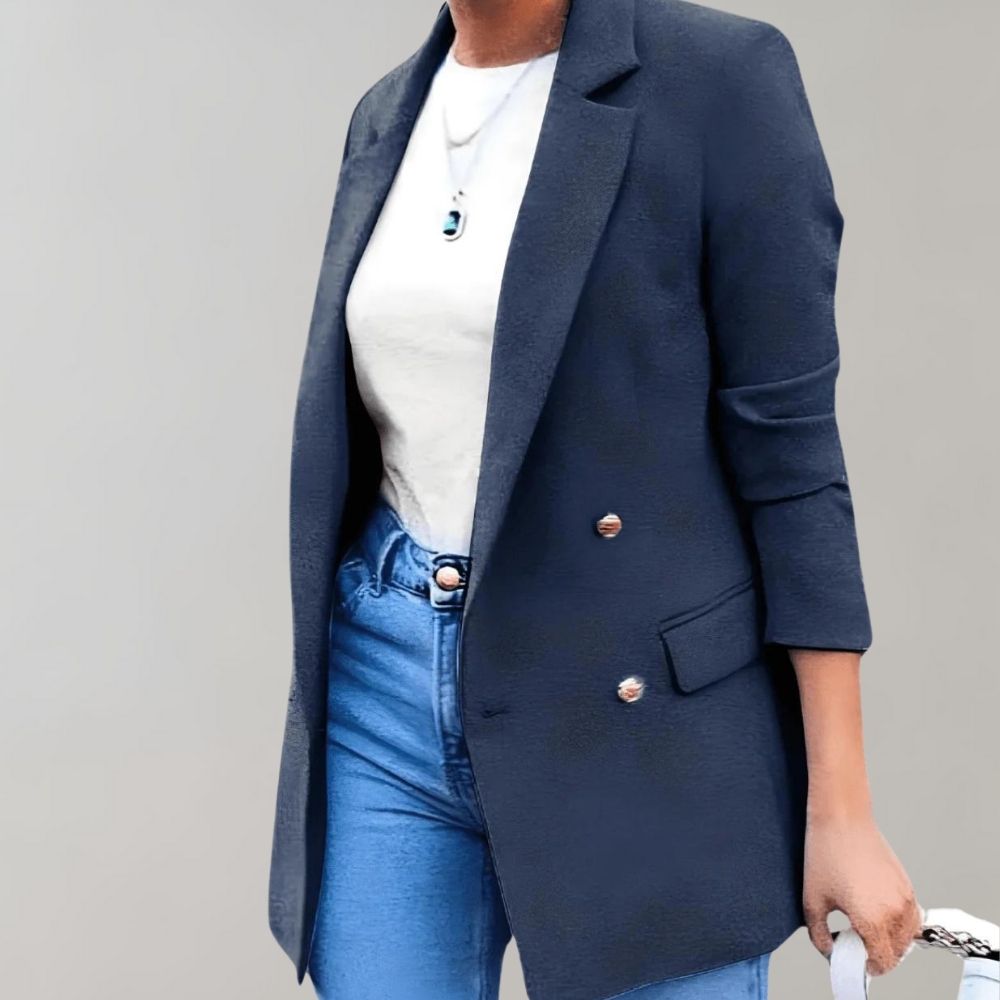 "Blazer elegante donna blu e bianco, taglio sartoriale, perfetto per look moda formali e casual."