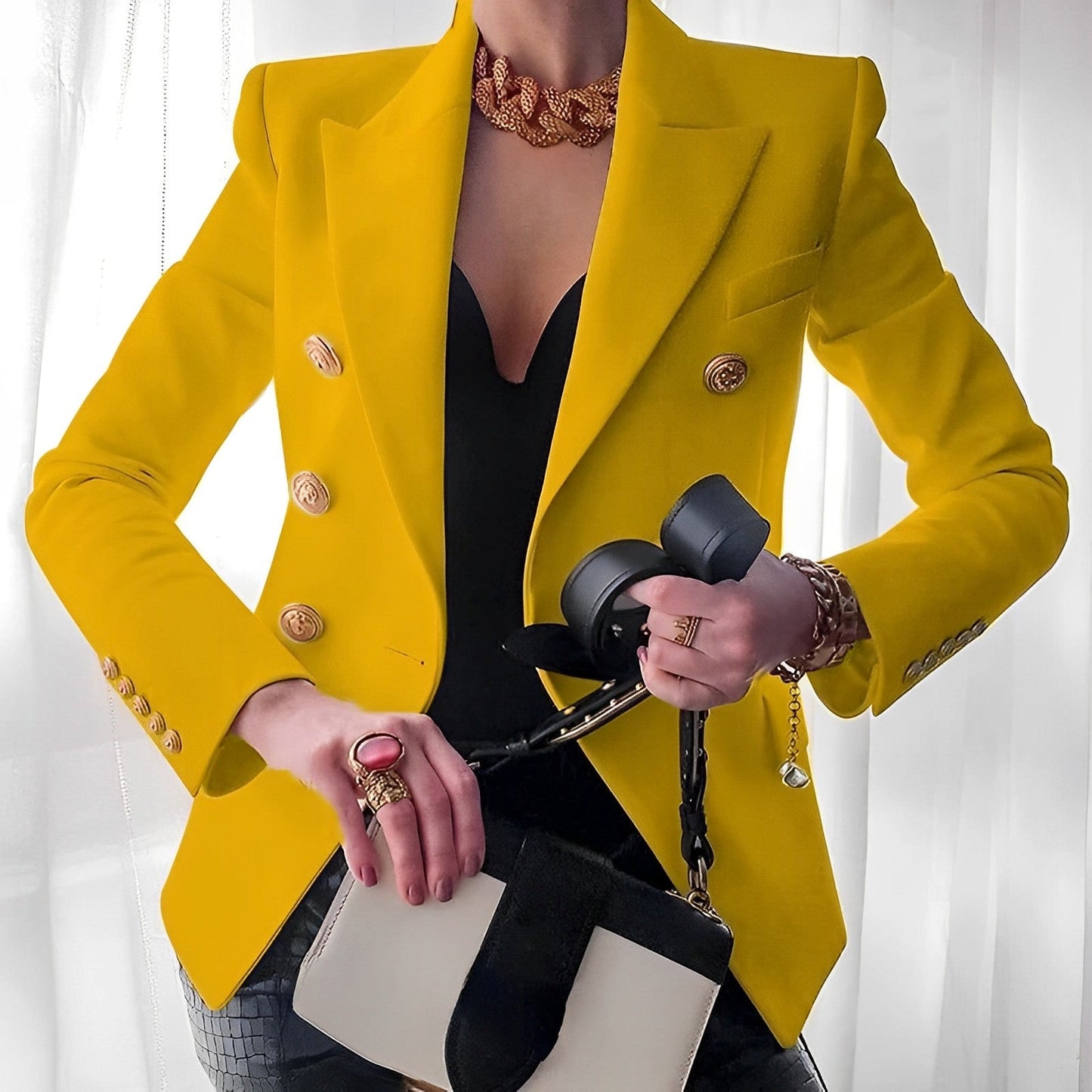 "Blazer slim fit uomo blu con dettagli sartoriali, ideale per primavera e autunno, silhouette elegante e bottoni raffinati"