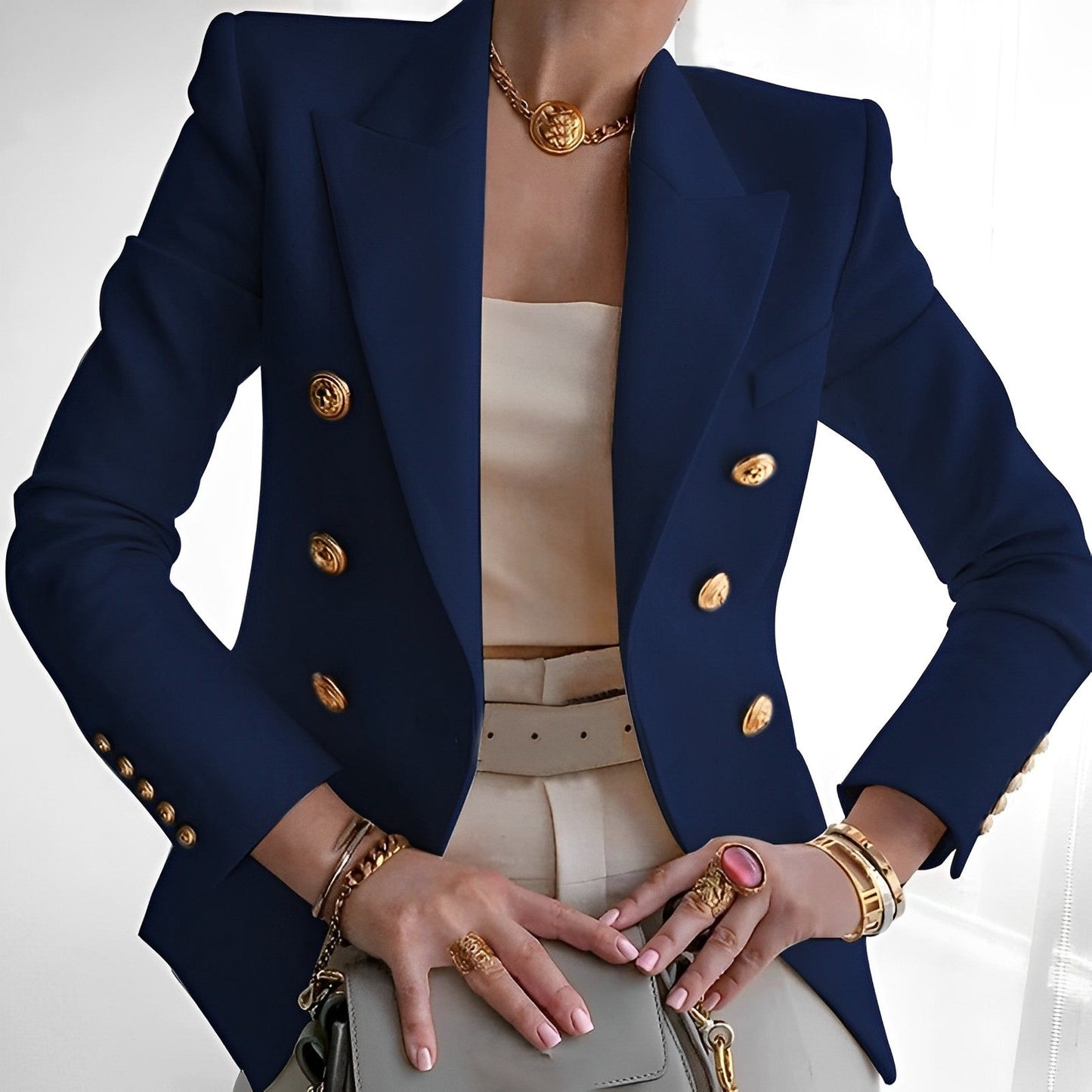 "Blazer slim fit uomo blu con dettagli sartoriali, ideale per primavera e autunno, silhouette elegante e bottoni raffinati"