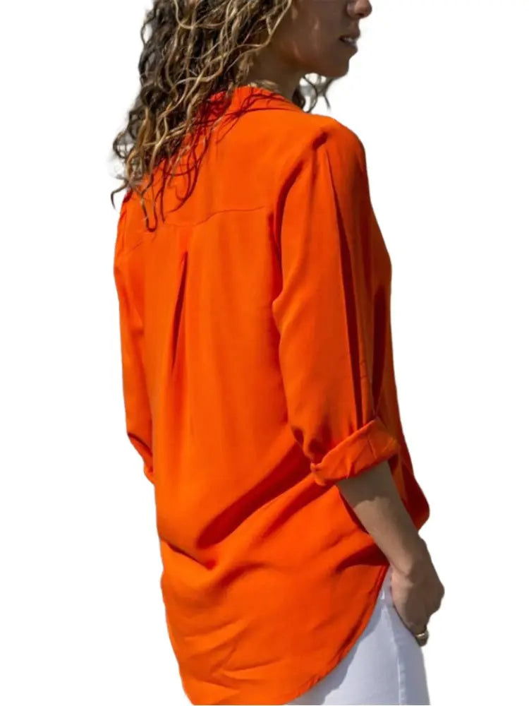 "Blusa estiva da donna a maniche corte con scollo a V, design moderno, colore chiaro, ideale per look eleganti e casuali."