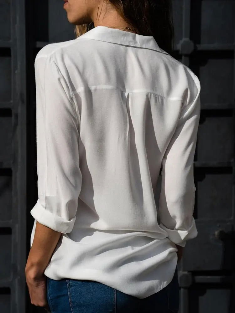 "Blusa estiva da donna a maniche corte con scollo a V, design moderno, colore chiaro, ideale per look eleganti e casuali."