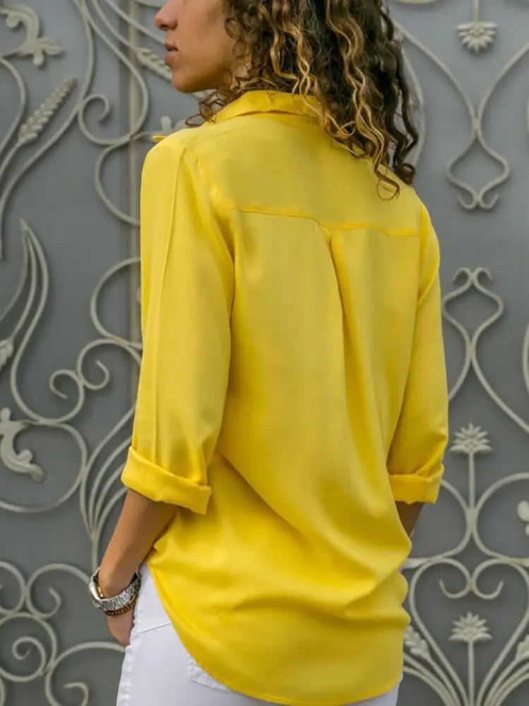 "Blusa estiva da donna a maniche corte con scollo a V, design moderno, colore chiaro, ideale per look eleganti e casuali."