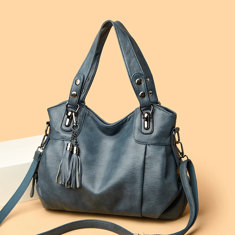 "Borsa a spalla elegante in pelle genuina; design robusto con chiusura zip e rivetti per stile e praticità."