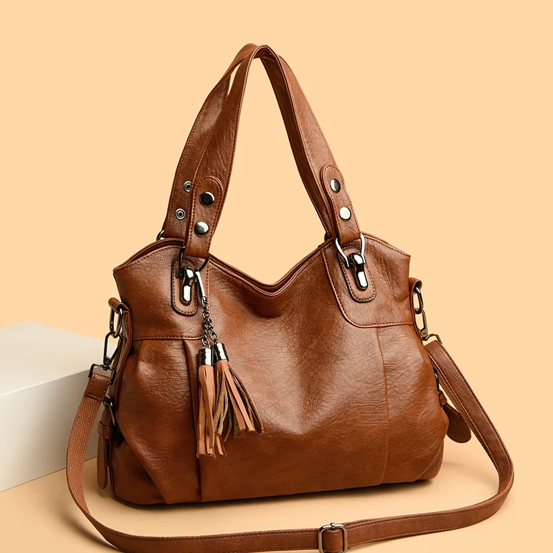 "Borsa a spalla elegante in pelle genuina; design robusto con chiusura zip e rivetti per stile e praticità."