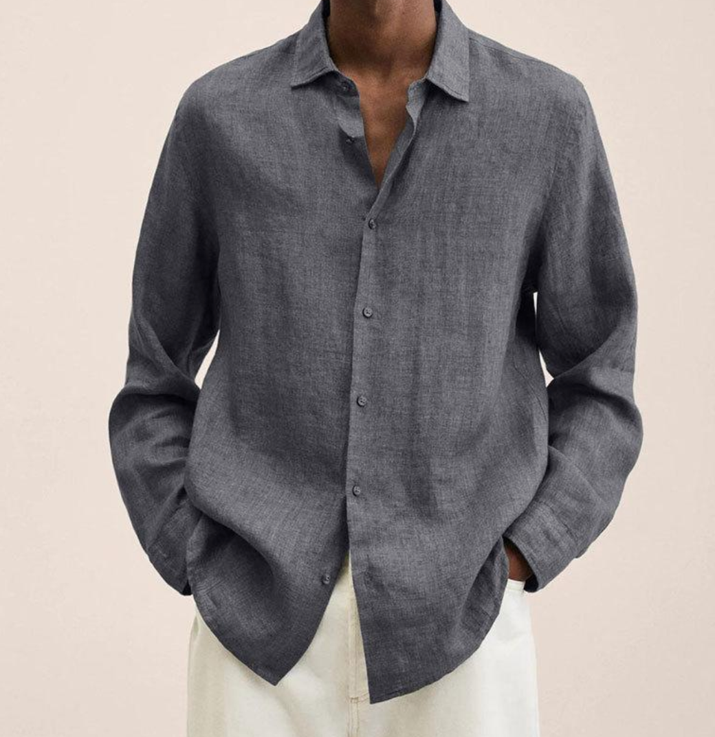 "Camicia classica uomo in lino bianco, maniche lunghe, traspirante e leggera, perfetta per look estivi eleganti e versatili."