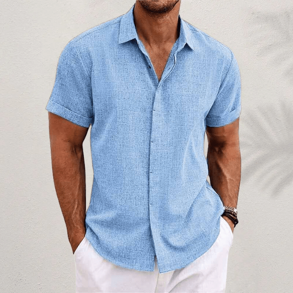 "Camicia uomo a maniche corte, tessuto leggero, design moderno, perfetta per giornate estive calde."
