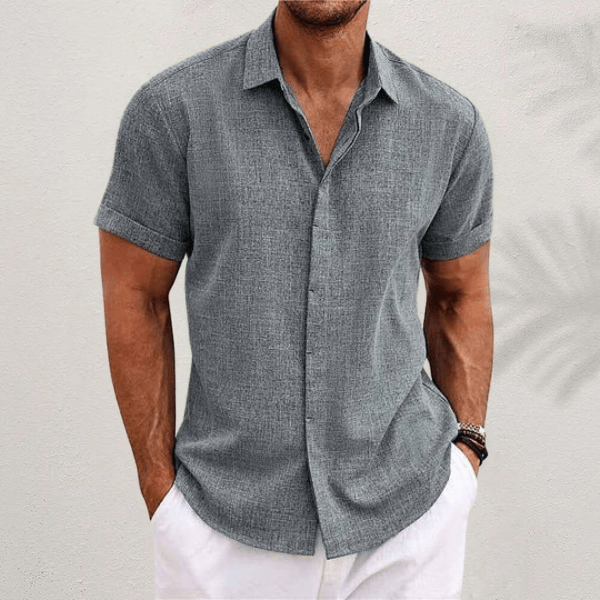 "Camicia uomo a maniche corte, tessuto leggero, design moderno, perfetta per giornate estive calde."