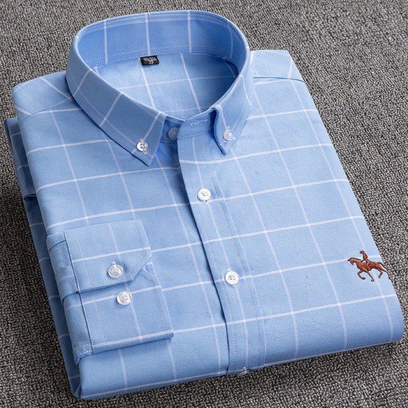 "Camicia uomo a quadri in cotone naturale traspirante, resistente e versatile, sfondo chiaro, dettagli eleganti e moderni."