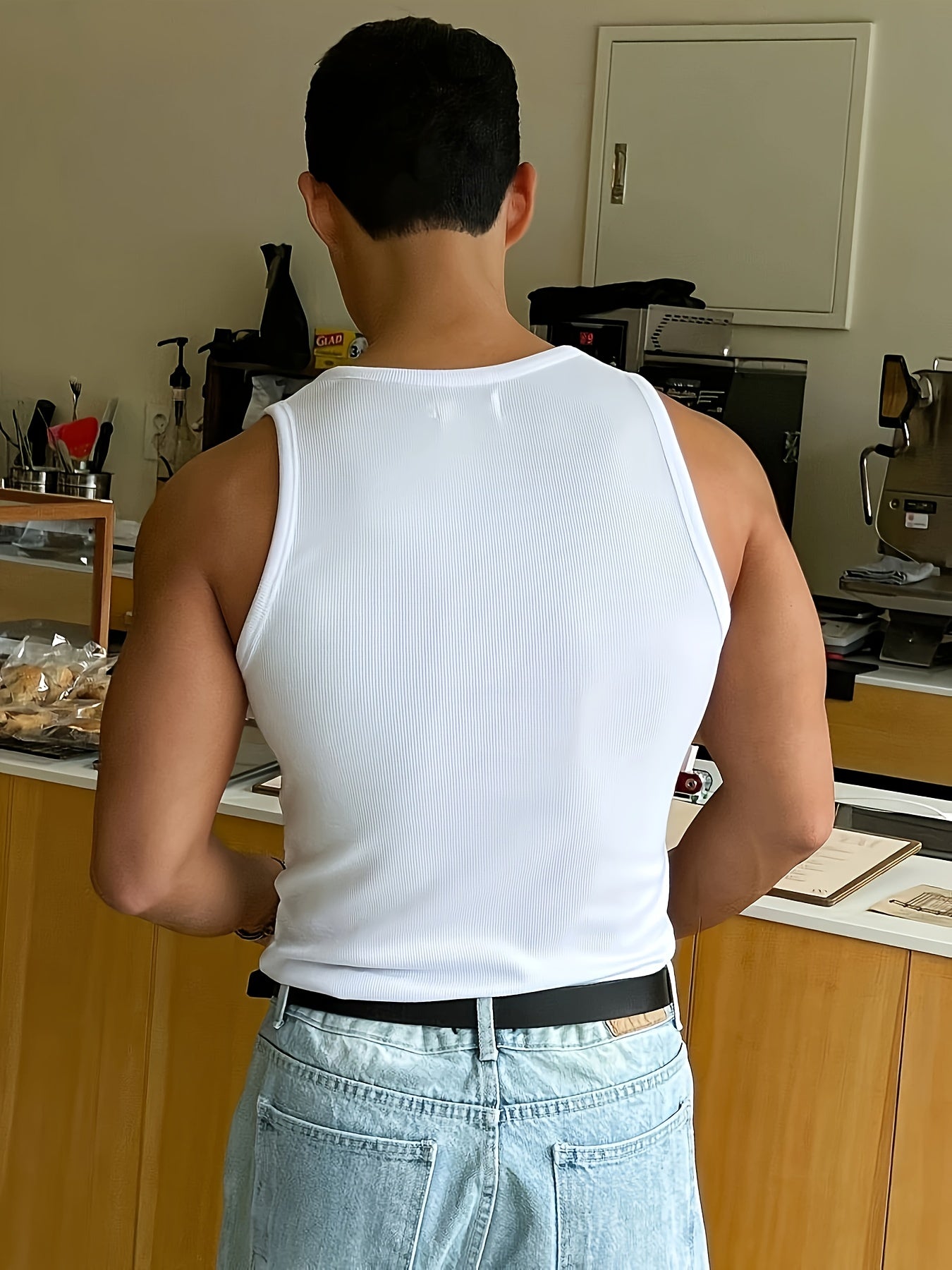 "Canotta uomo estiva traspirante, colore neutro, design minimalista slim fit per look casual e sportivo, vista frontale."