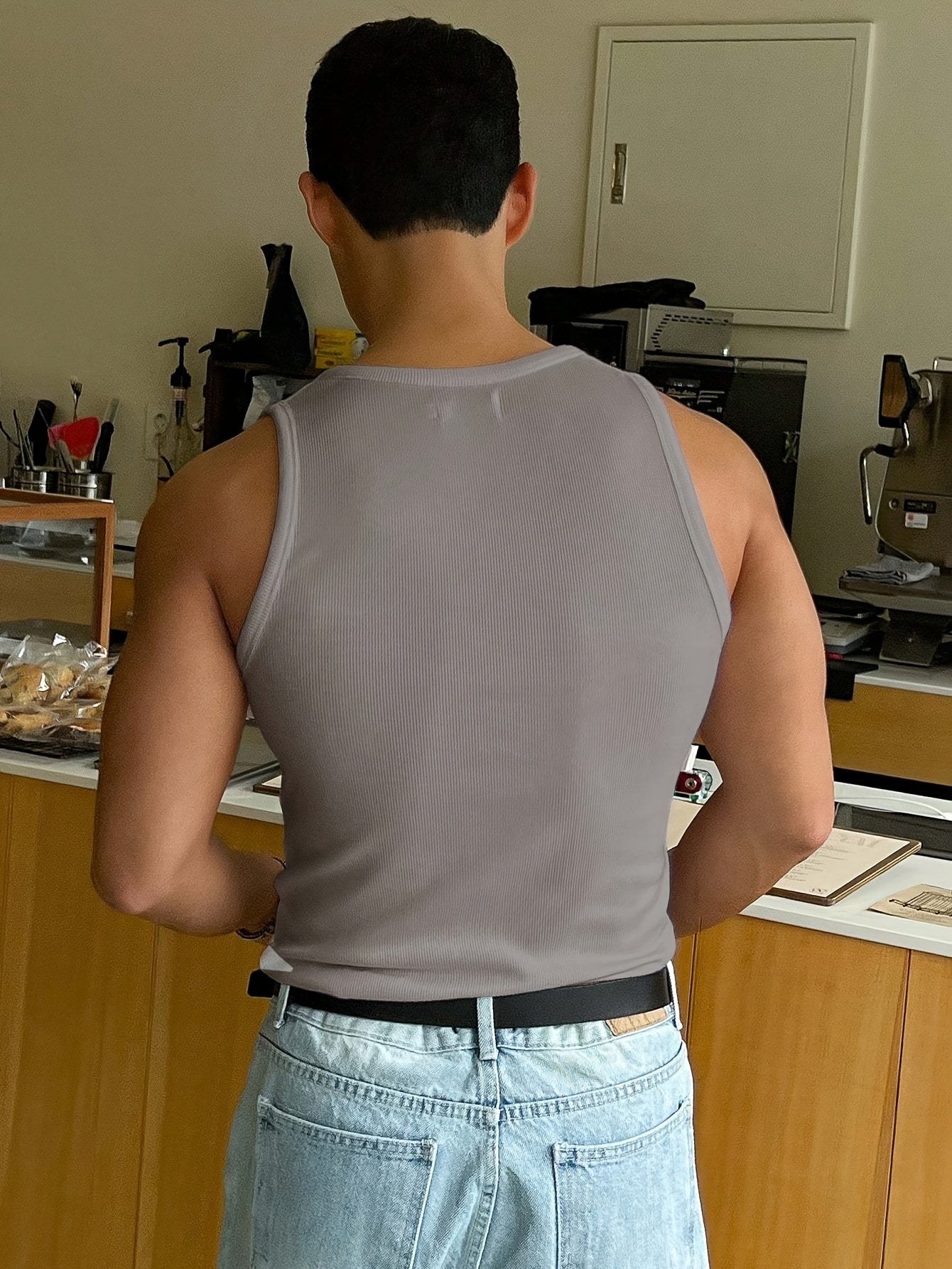 "Canotta uomo estiva traspirante, colore neutro, design minimalista slim fit per look casual e sportivo, vista frontale."