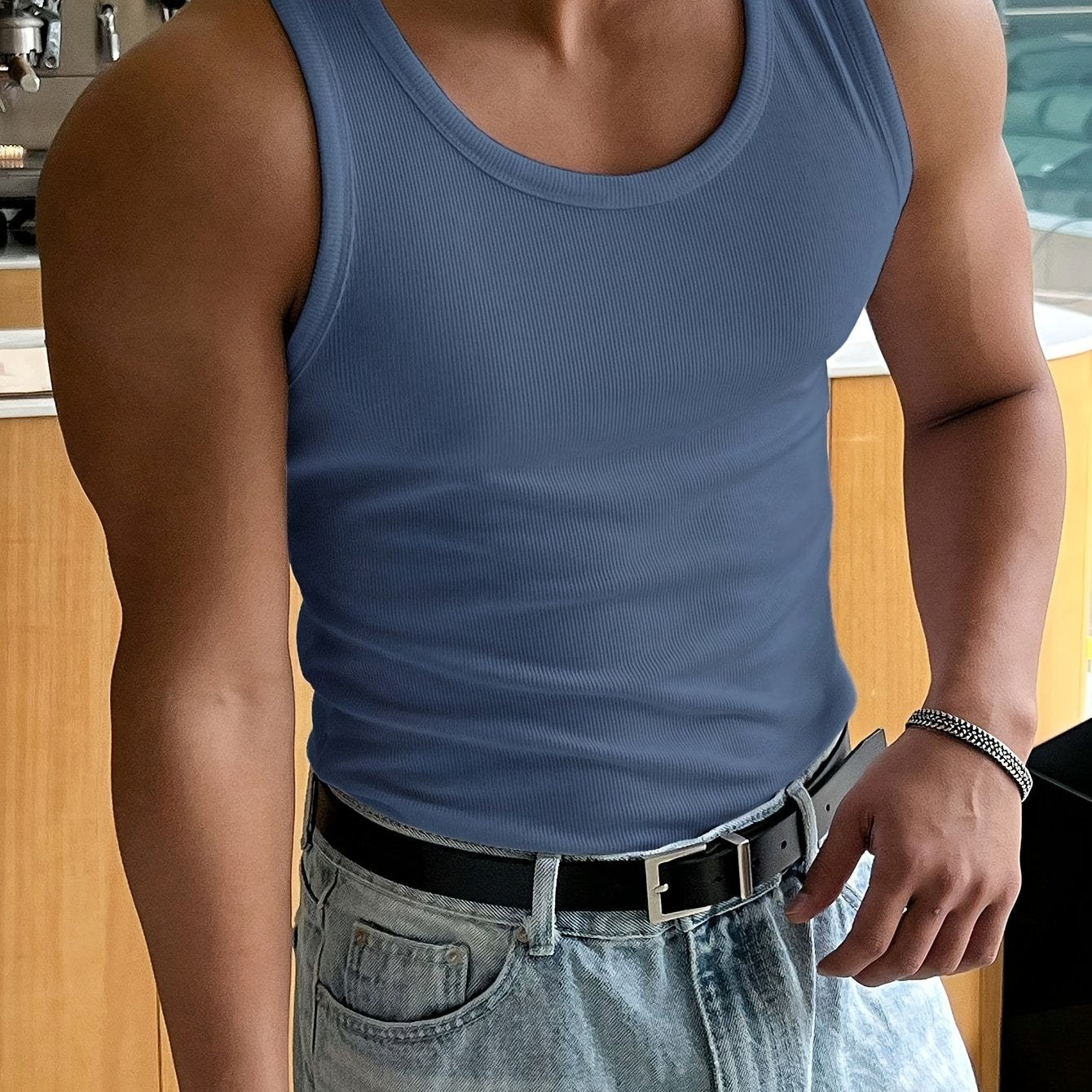 "Canotta uomo estiva traspirante, colore neutro, design minimalista slim fit per look casual e sportivo, vista frontale."