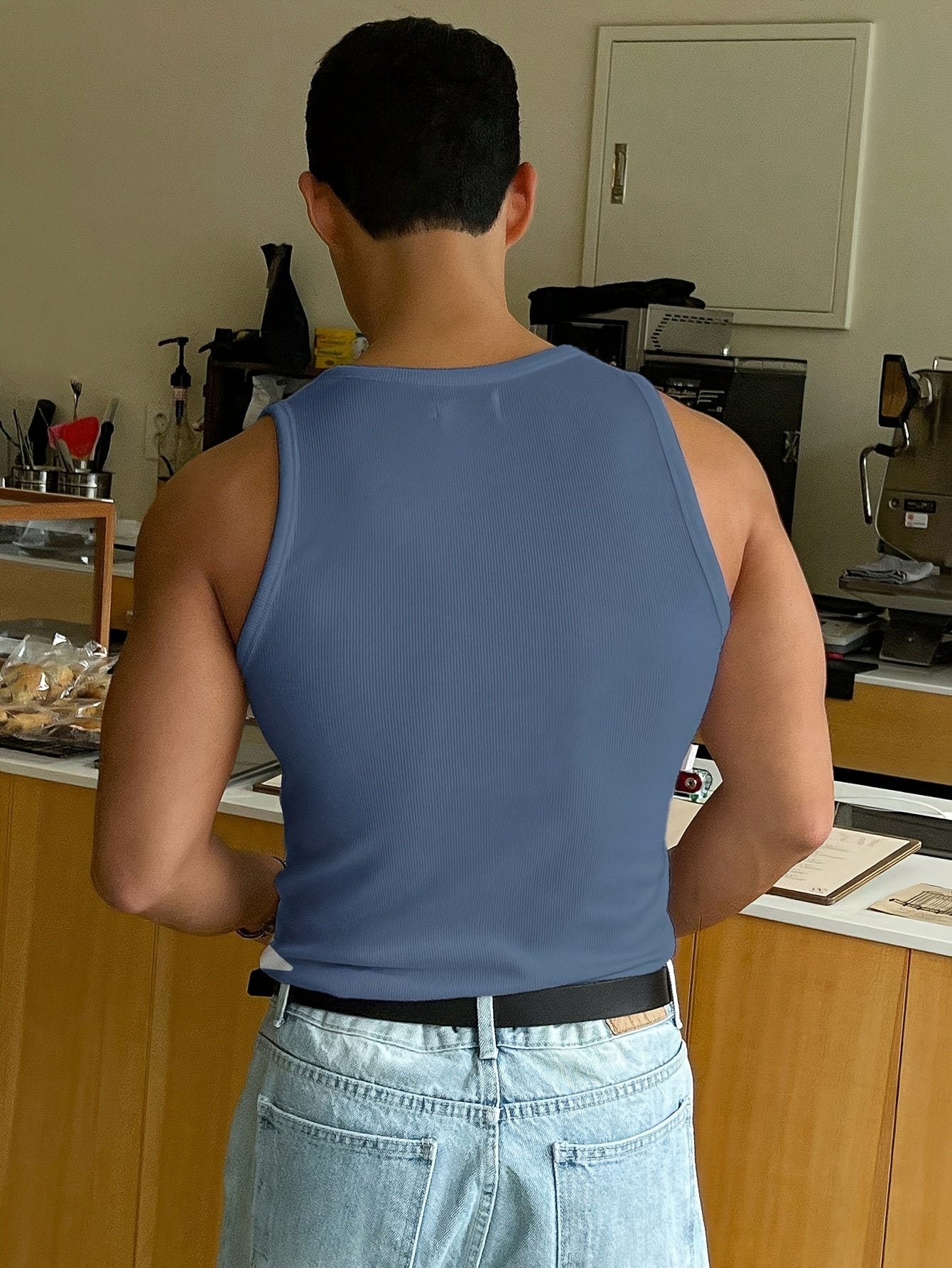 "Canotta uomo estiva traspirante, colore neutro, design minimalista slim fit per look casual e sportivo, vista frontale."