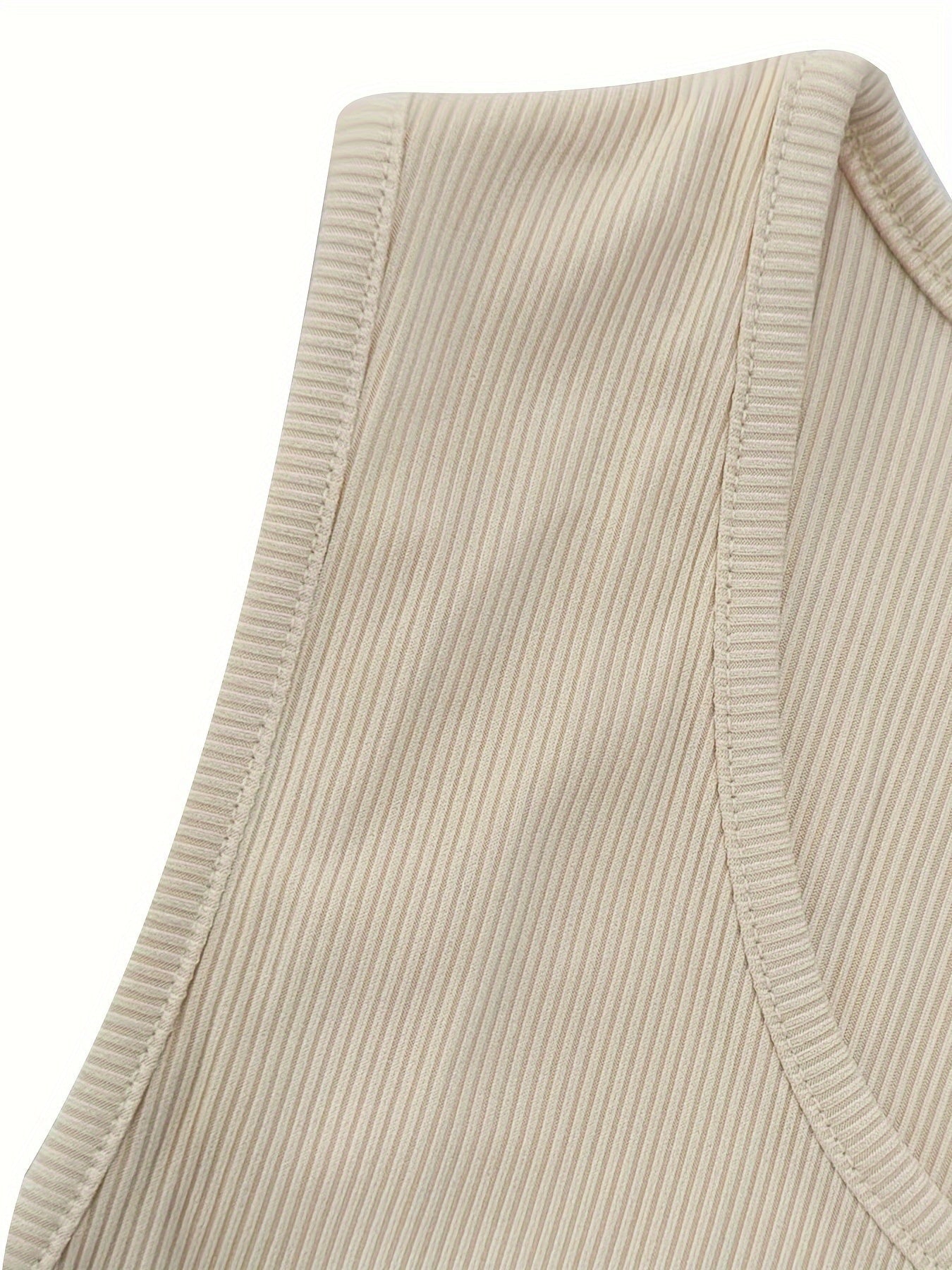 "Canotta uomo estiva traspirante, colore neutro, design minimalista slim fit per look casual e sportivo, vista frontale."