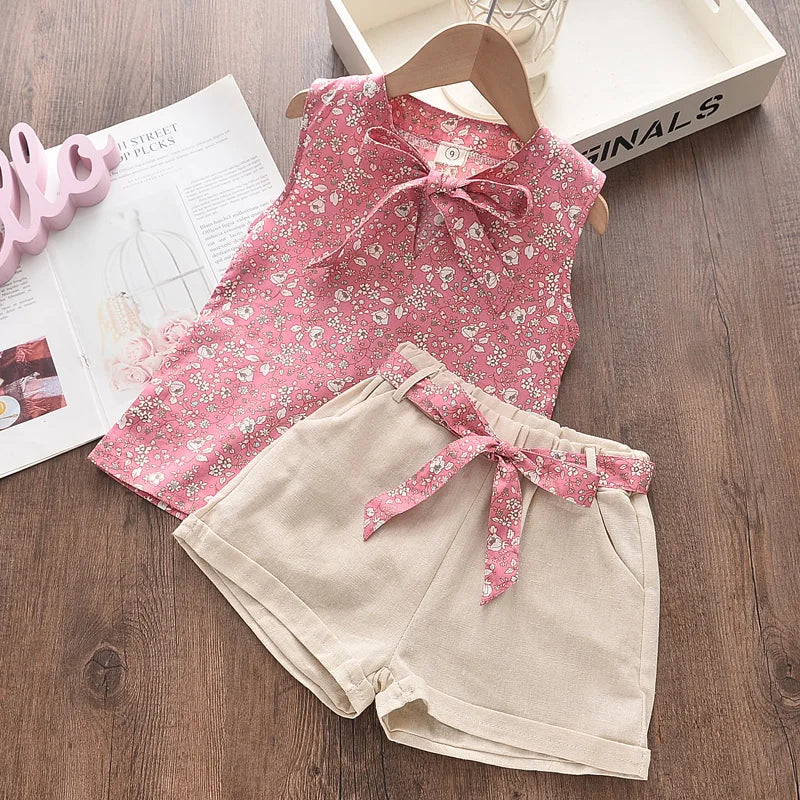 Completo a fiori bambina estivo, blusa floreale e pantaloni eleganti, design vivace e confortevole per avventure estive.