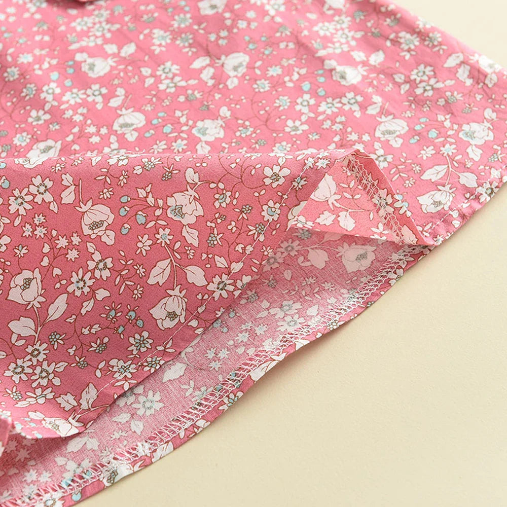 Completo a fiori bambina estivo, blusa floreale e pantaloni eleganti, design vivace e confortevole per avventure estive.