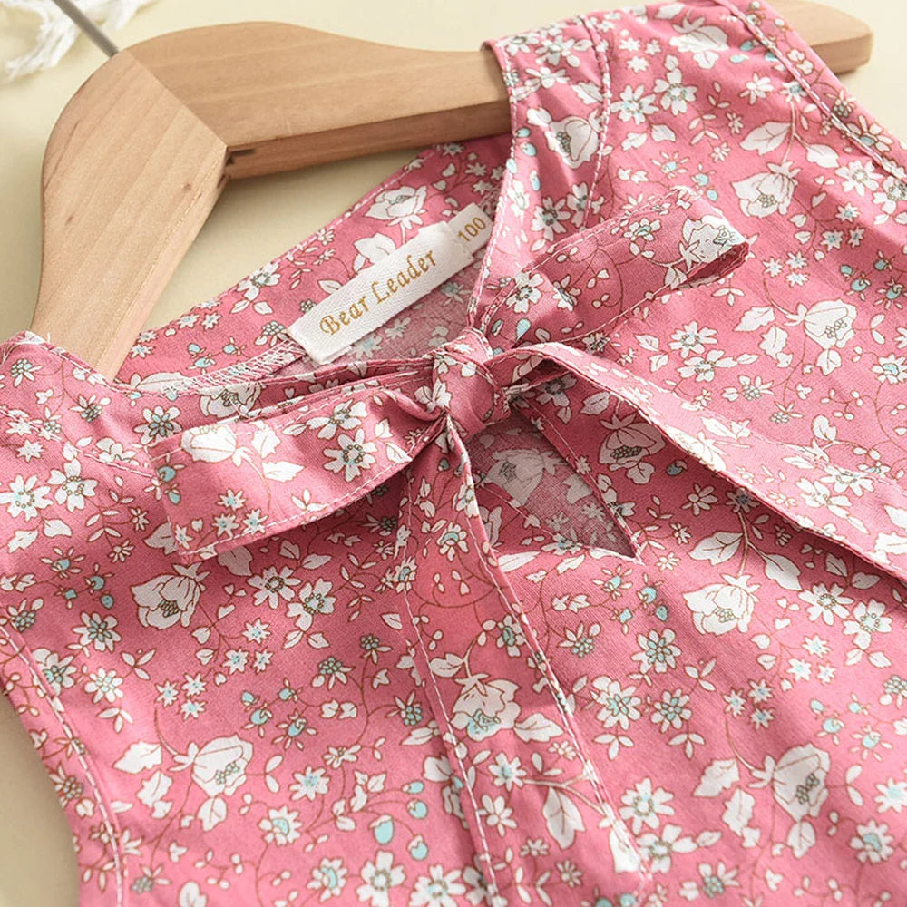 Completo a fiori bambina estivo, blusa floreale e pantaloni eleganti, design vivace e confortevole per avventure estive.