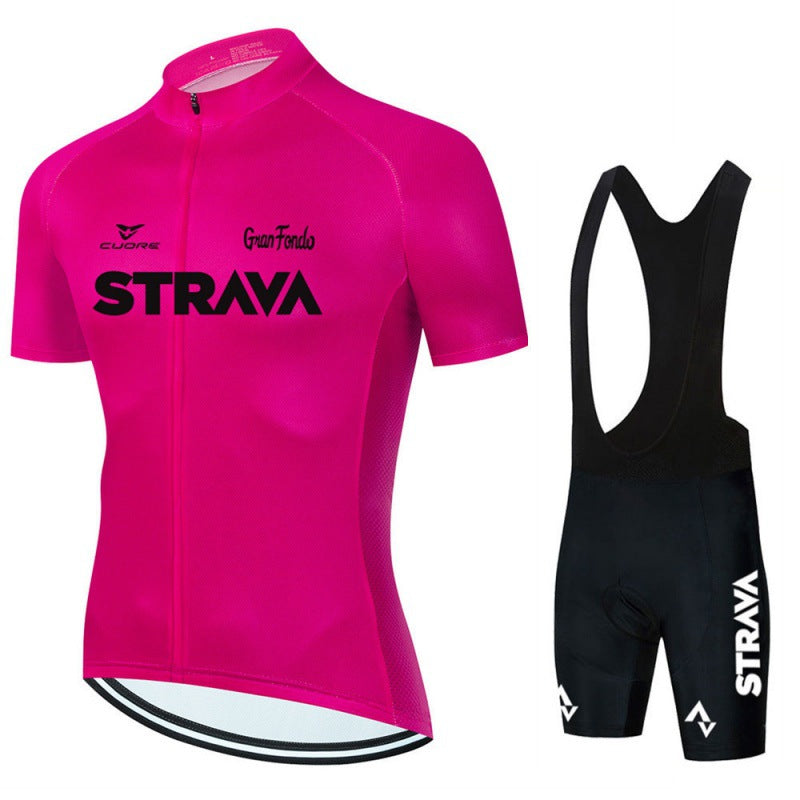 "Completo ciclismo uomo con maglia nera e pantaloncini con bretelle, design aerodinamico e traspirante, vista frontale."