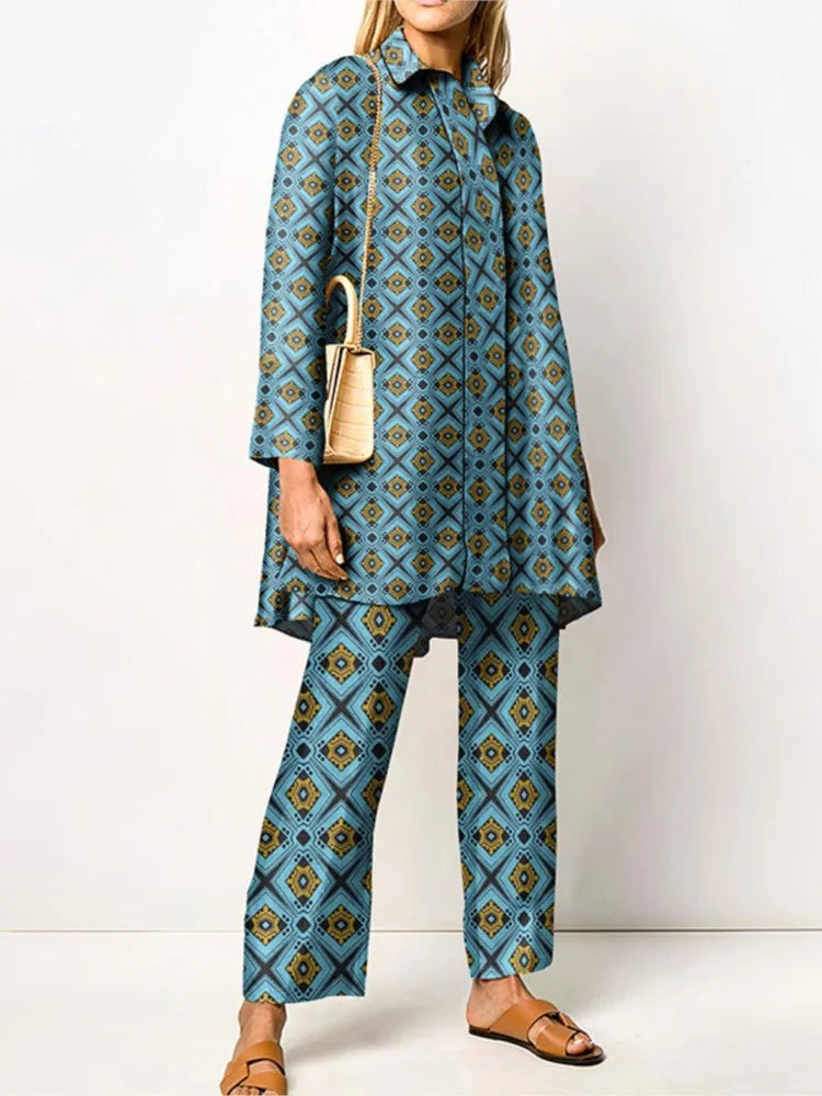 "Completo donna elegante a due pezzi con stampa vintage, tessuto morbido e taglio ampio, perfetto per stile sofisticato."