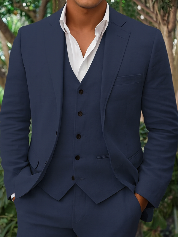 "Completo elegante uomo in lino, tre pezzi, blazer, gilet e pantaloni per occasioni speciali, tessuto leggero, tonalità neutr