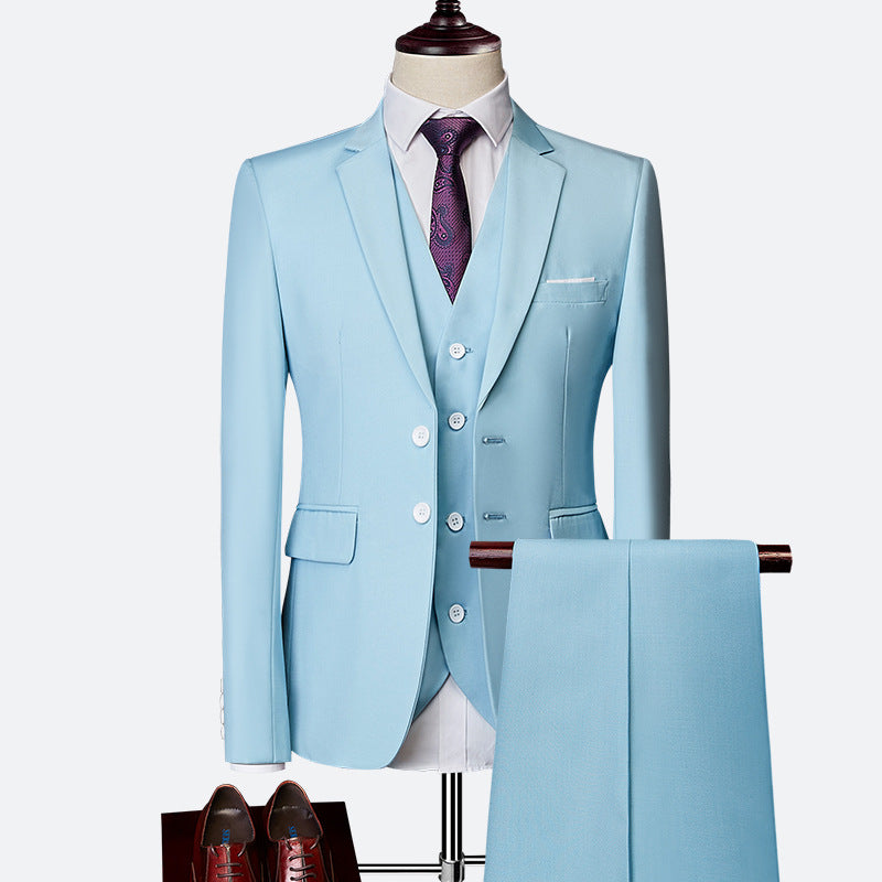 Completo uomo elegante 3 pezzi: giacca, gilet, pantaloni blu navy, nero o bordeaux per look formale sofisticato.