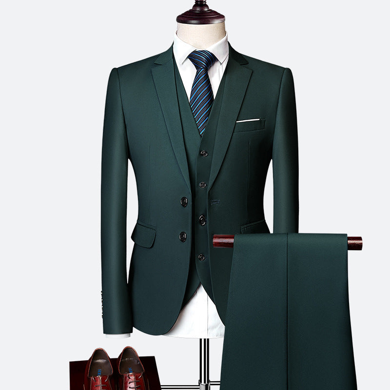 Completo uomo elegante 3 pezzi: giacca, gilet, pantaloni blu navy, nero o bordeaux per look formale sofisticato.