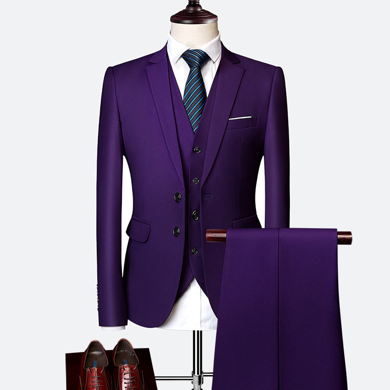 Completo uomo elegante 3 pezzi: giacca, gilet, pantaloni blu navy, nero o bordeaux per look formale sofisticato.