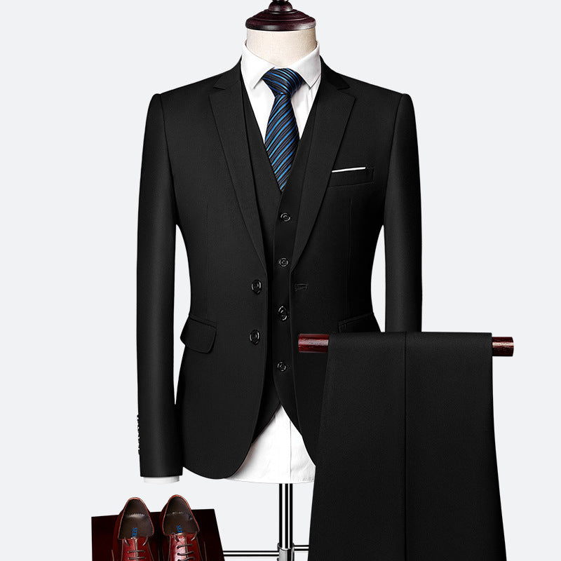 Completo uomo elegante 3 pezzi: giacca, gilet, pantaloni blu navy, nero o bordeaux per look formale sofisticato.