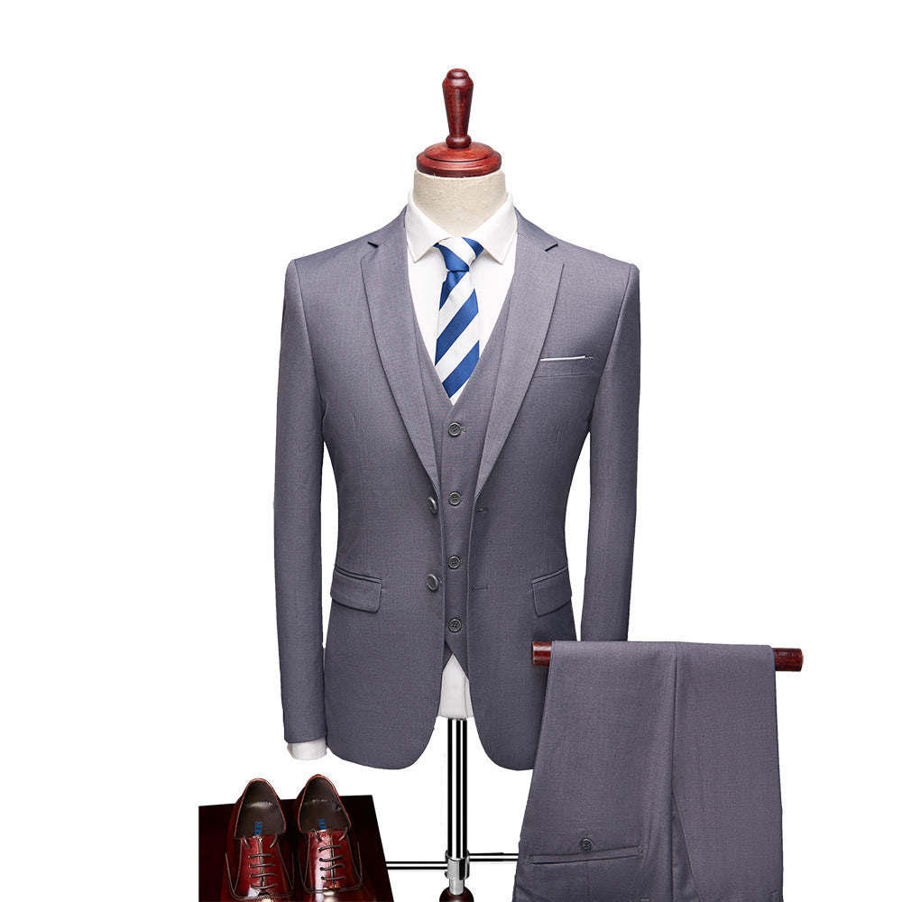 Completo uomo elegante 3 pezzi: giacca, gilet, pantaloni blu navy, nero o bordeaux per look formale sofisticato.