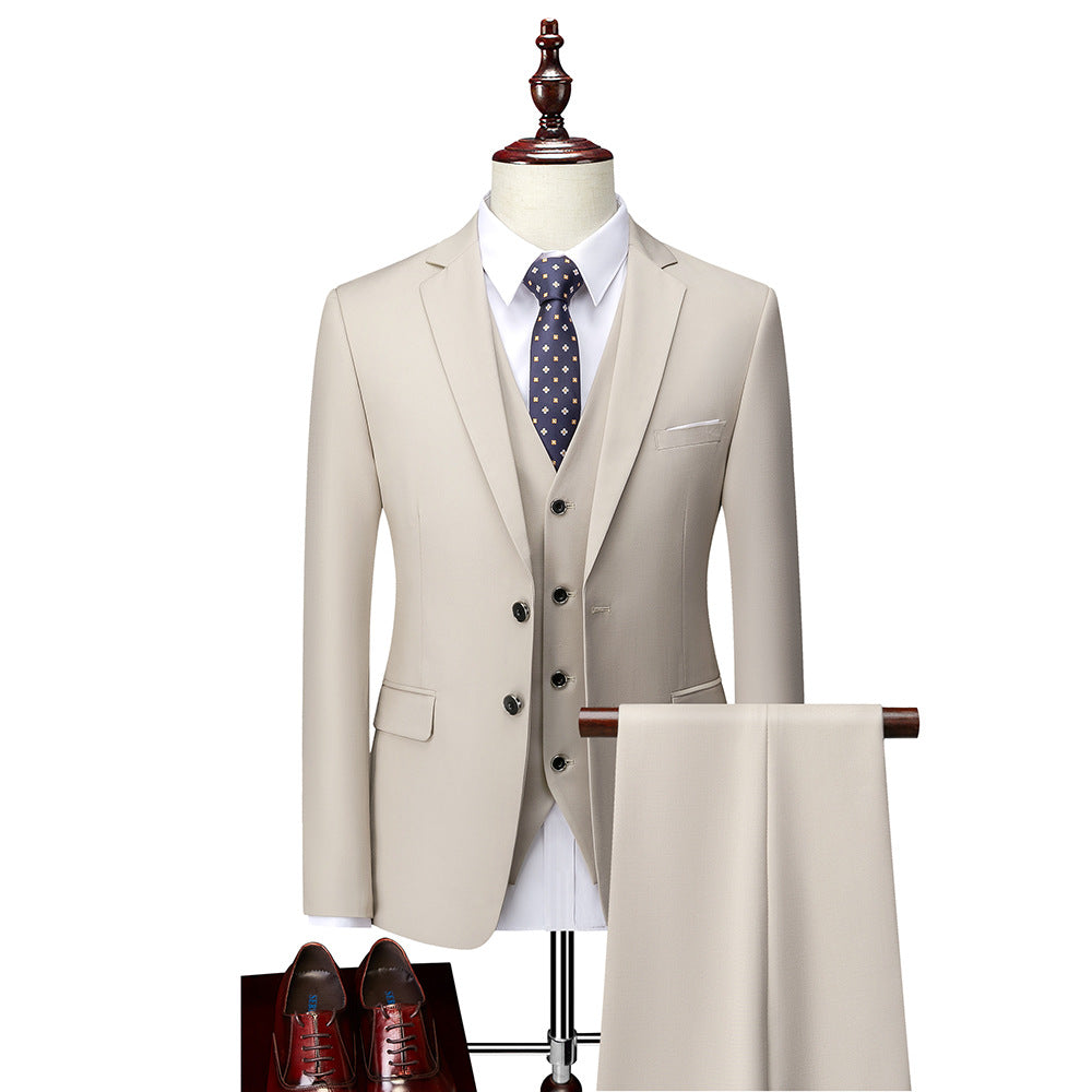 Completo uomo elegante 3 pezzi: giacca, gilet, pantaloni blu navy, nero o bordeaux per look formale sofisticato.