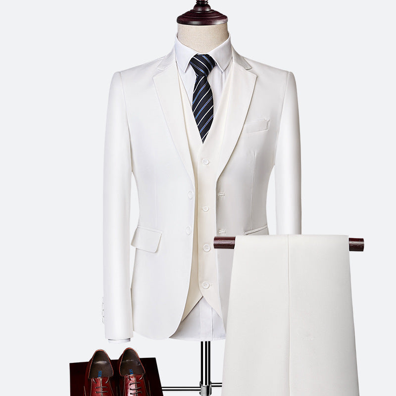 Completo uomo elegante 3 pezzi: giacca, gilet, pantaloni blu navy, nero o bordeaux per look formale sofisticato.