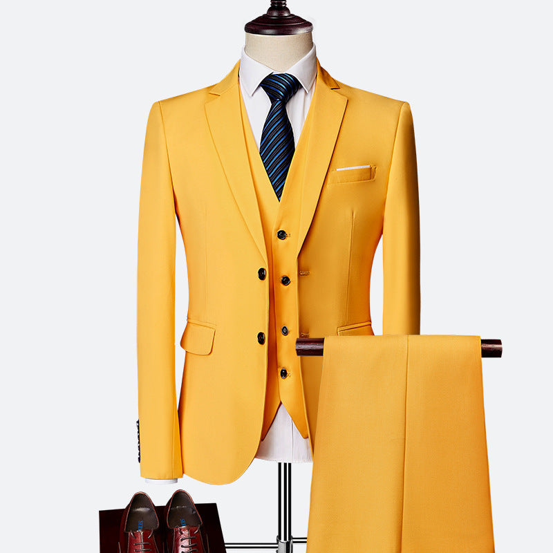 Completo uomo elegante 3 pezzi: giacca, gilet, pantaloni blu navy, nero o bordeaux per look formale sofisticato.
