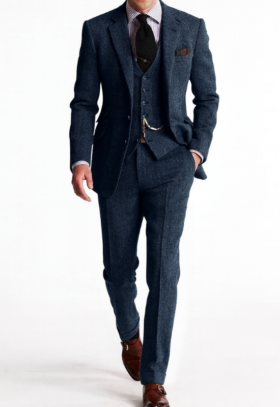 "Completo uomo elegante tre pezzi in tweed marrone tabacco, giacca monopetto, gilet abbottonato e pantaloni affusolati."