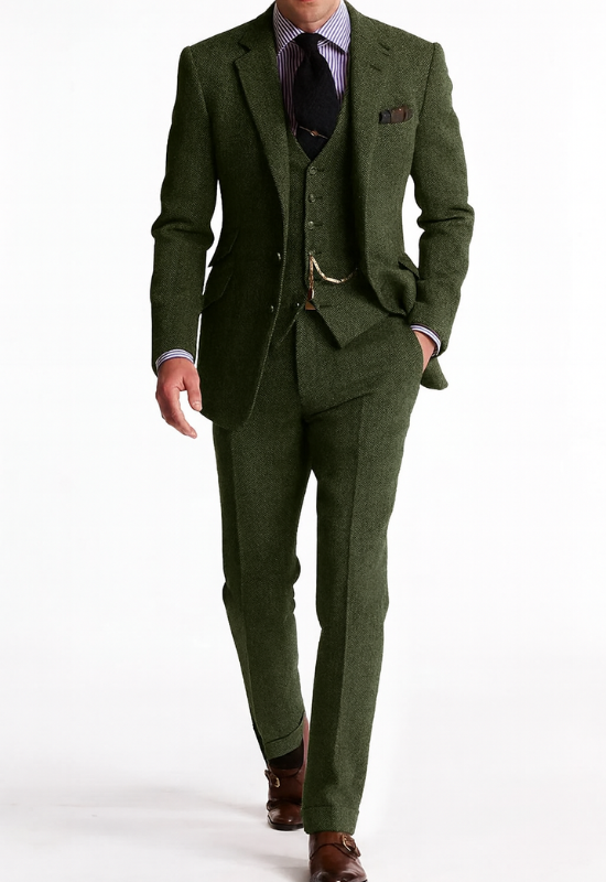 "Completo uomo elegante tre pezzi in tweed marrone tabacco, giacca monopetto, gilet abbottonato e pantaloni affusolati."