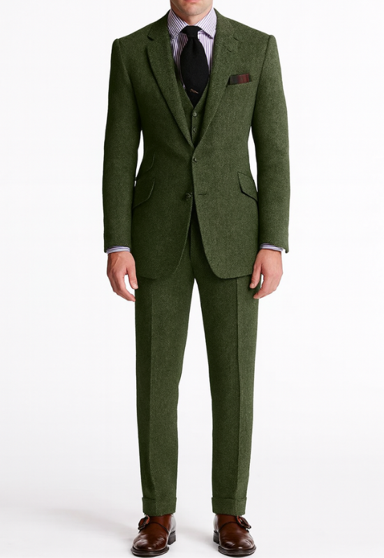 "Completo uomo elegante tre pezzi in tweed marrone tabacco, giacca monopetto, gilet abbottonato e pantaloni affusolati."