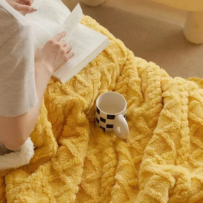"Coperta in lana d'agnello beige, lussuosa e calda, su letto elegante, perfetta per serate invernali, 100x150 cm."