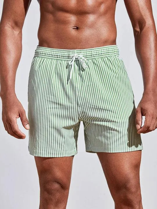 "Costume da bagno uomo a righe blu e bianche, design classico, tessuto leggero per comfort estivo, mare o piscina."