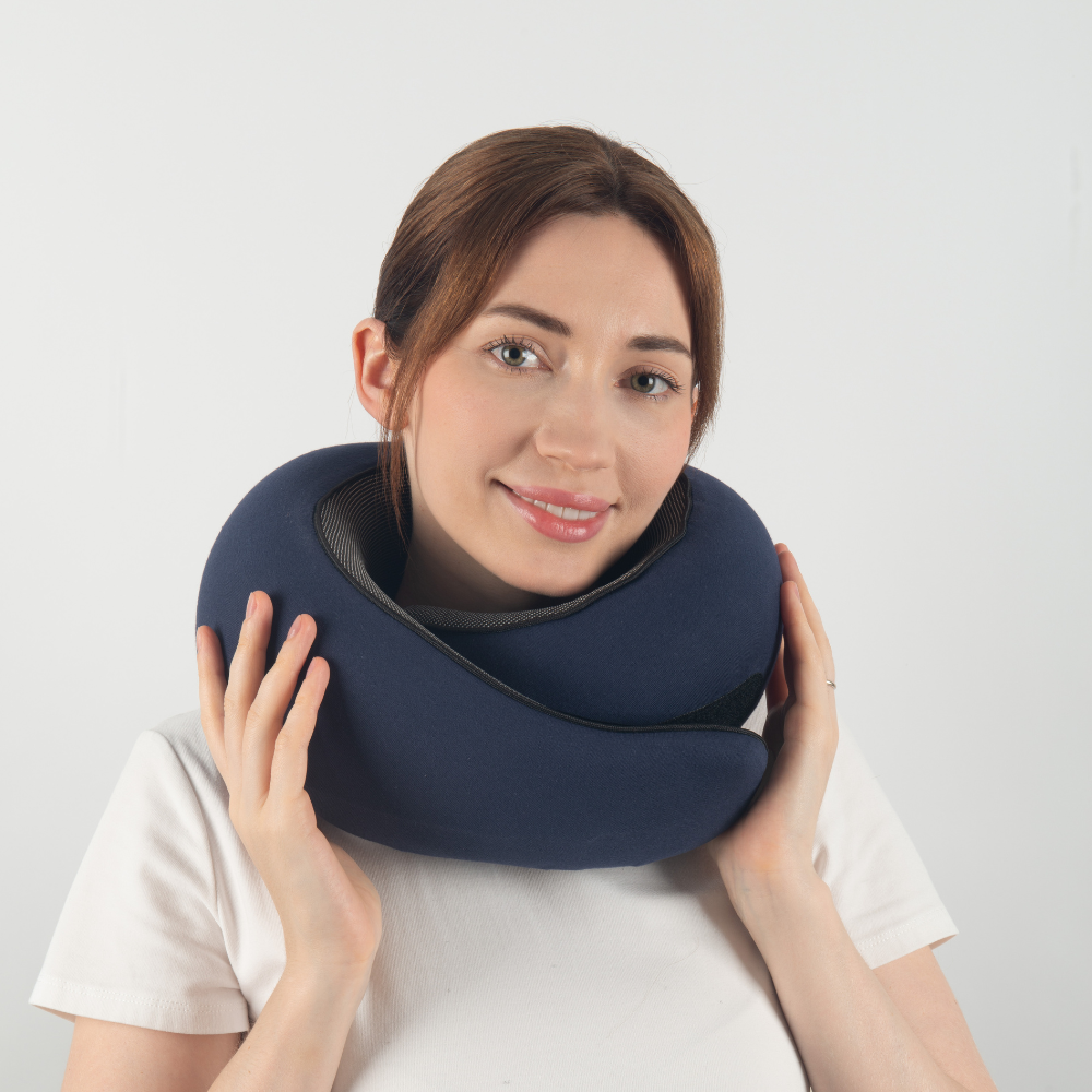 "Cuscino da viaggio unisex comodo e compatto, colore rosa, design ergonomico per supporto collo, ideale per viaggi lunghi."